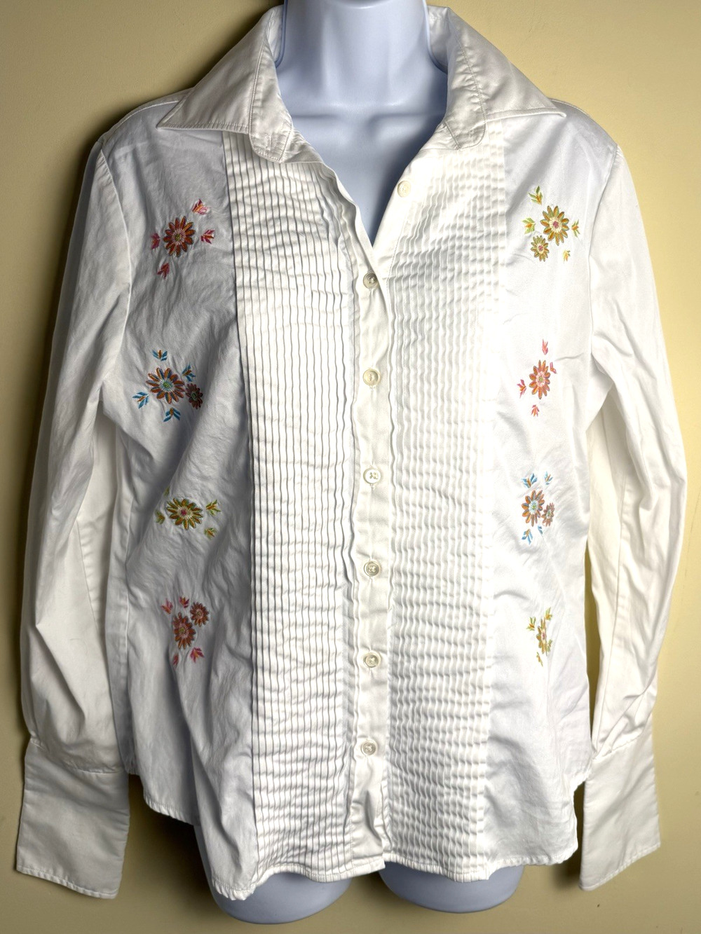 Faconnable womens shirt medium pintuck embroidered flowers Preppy Old Money